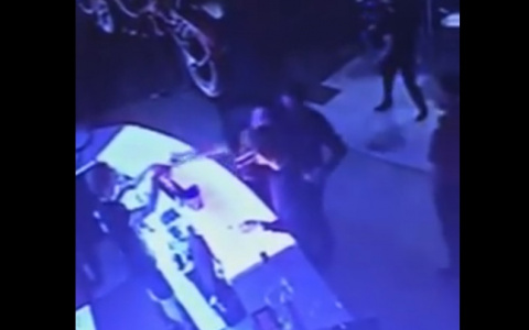 В сыктывкарском ночном клубе мужчина разбил стакан о лицо посетителя (видео)