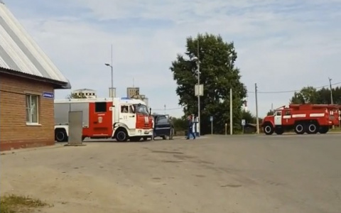 В Сыктывкаре на АЗС загорелся автомобиль (видео)