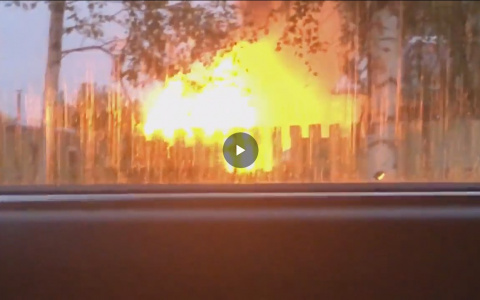 Сыктывкарец снял на видео мощный пожар возле жилого дома