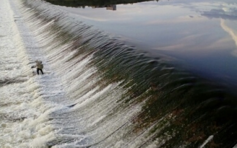 В Коми рыбак-экстремал стоял в бурлящем потоке воды посреди плотины