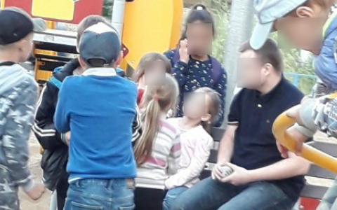 «Он странно смотрел на них»: сыктывкарка заметила подозрительного мужчину на детской площадке