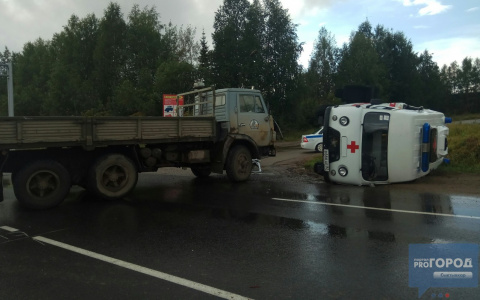 Появились фото с места ДТП в Сыктывкаре, где медицинский автомобиль врезался в фуру