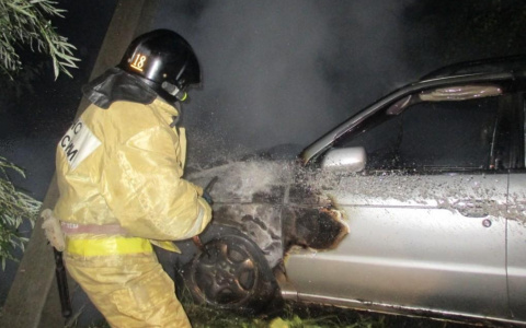 Под Сыктывкаром сгорела иномарка редкой модели (фото)