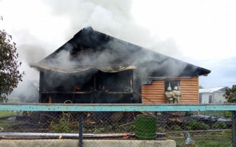 В Коми жилой дом сгорел после того, как в него попала молния