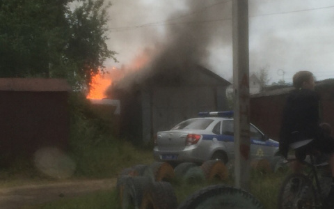 В Сыктывкаре из-за пожара целый квартал оказался в дыму (видео)