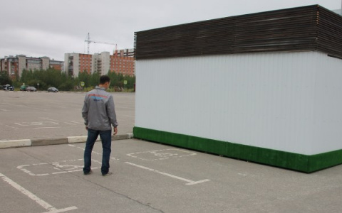 На парковочные места для инвалидов у сыктывкарского ТРЦ «Макси» установили ларек