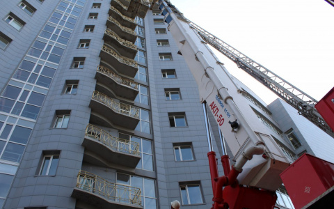 В Сыктывкаре пожарные спасли людей с 10 этажа «свечки» (фото)