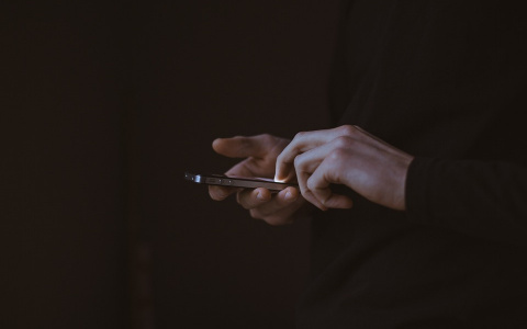 Житель Коми без разрешения взял телефон приятеля и получил за это удар ножом