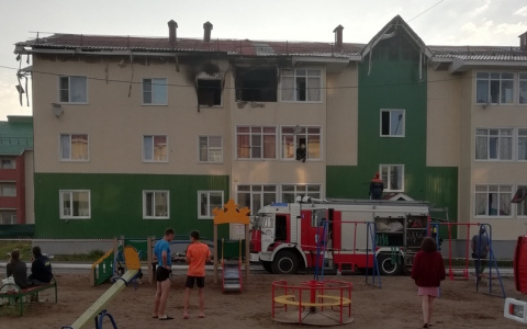 В Сыктывкаре горел трехэтажный жилой дом (фото)