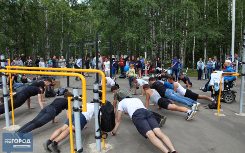 На День физкультурника в Сыктывкаре горожане отжимались под музыку (фото)