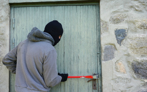 В Коми мужчина тайно перенес бытовую технику соседки к себе в квартиру
