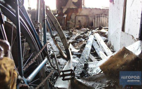 Обугленные руины: фоторепортаж из дома в Сыктывкаре, где сгорел весь третий этаж