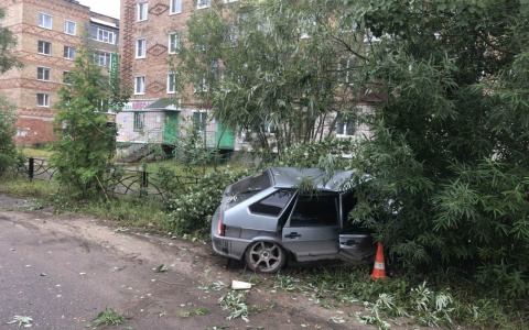 В Коми водитель ВАЗа врезался в столб и скрылся с места ДТП