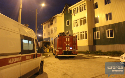 К сгоревшему трехэтажному дому в Сыктывкаре снова съехались пожарные