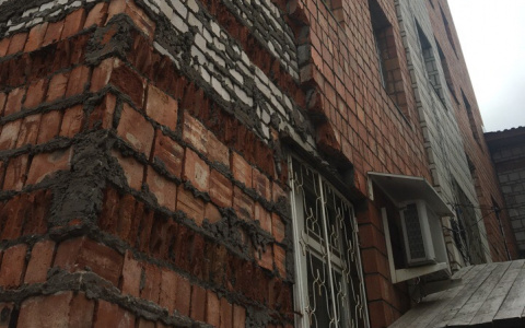 В Сыктывкаре обрушилась стена дома (фото)