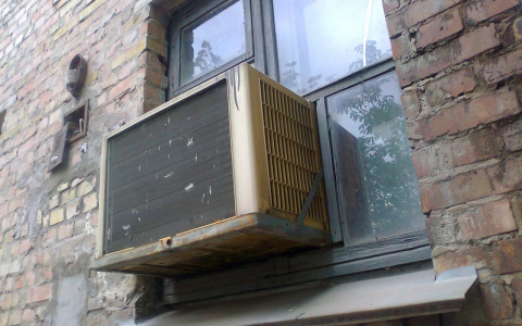 В Сыктывкаре мужчина выпал из окна и повис на кондиционере