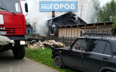 Под Сыктывкаром произошел пожар: три семьи остались без крыши над головой (фото, видео)