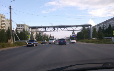 В Сыктывкаре дети переходили дорогу под трубами над дорогой