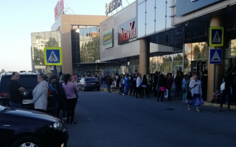 Из «Макси» срочно эвакуировали всех посетителей