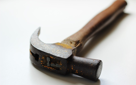 В Коми пациент дома-интерната ударил женщину молотком по голове