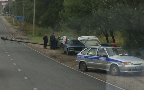 В Сыктывкаре «Рено» снес фонарный столб (фото)