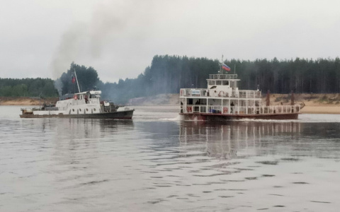 В Сыктывкаре посреди реки люди перелезали с катера на паром