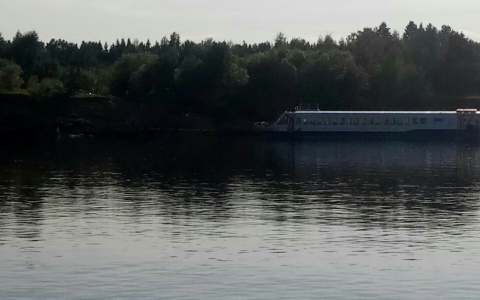На переправе в Сыктывкаре посреди реки застряли 50 человек (фото)