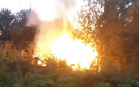В Сыктывкаре у железнодорожного переезда полыхал гараж (видео)