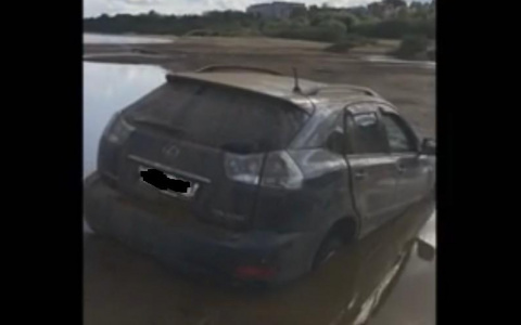 В Сыктывкаре «Лексус» увяз по бампер в песке на пляже (фото, видео)