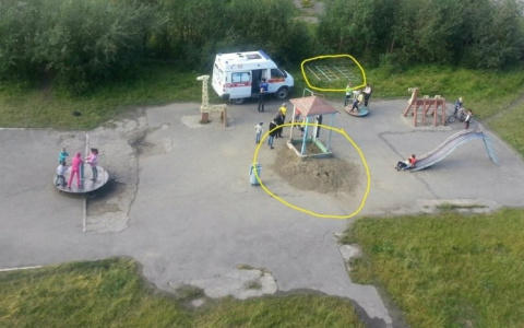 На детской площадке в Коми мальчика придавило тяжелой решеткой, он в больнице