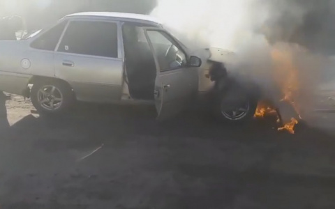 Сыктывкарец снял на видео, как мощный пожар уничтожает иномарку