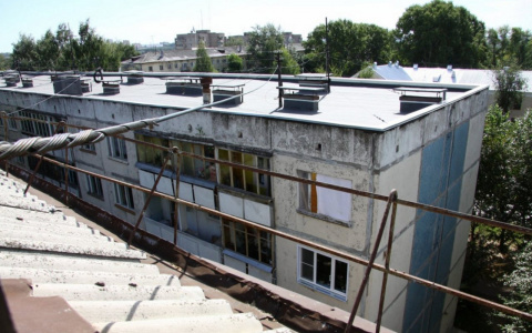 В Сыктывкаре из окна выпала двухлетняя девочка, ее брата спасли в последний момент