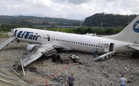 В самолете, который загорелся при посадке в Сочи, летело шесть пассажиров из Коми