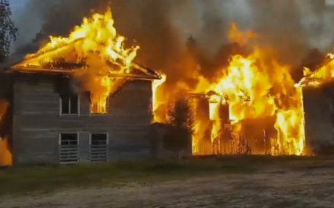 В Коми полыхало двухэтажное здание (видео)