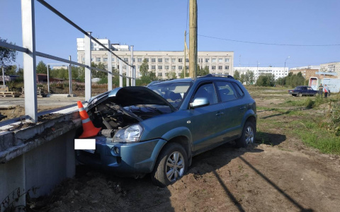 В Коми в стену врезалась иномарка: пожилому водителю стало плохо за рулем