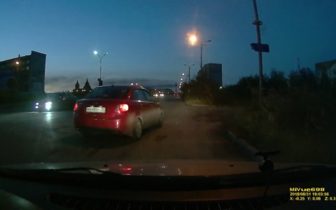 В Коми наглый водитель лихачил на оживленной дороге (видео)