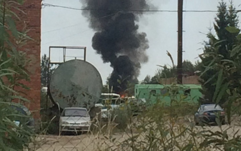 На Сысольском шоссе в Сыктывкаре тушили горящий автобус (фото)