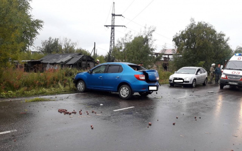 В Коми водитель «Логана» вырулил в кювет, чтобы избежать ДТП: пострадали двое (фото)