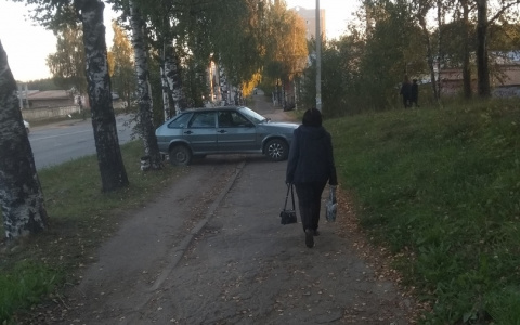 «Рога жить не мешают?»: сыктывкарцы о водителе, который бросил авто поперек тротуара (фото)
