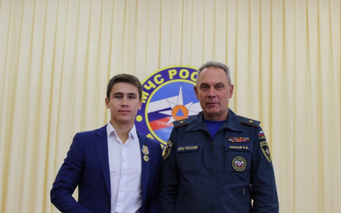 Жителя Коми, который вытащил из реки и «откачал» 12-летнюю девочку, наградили