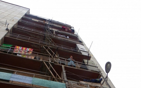 На козырьке подъезда сыктывкарской девятиэтажки нашли труп женщины