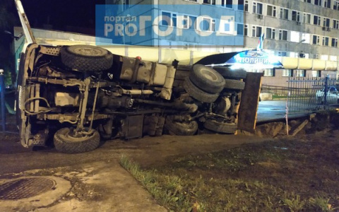 В Сыктывкаре на забор отделения полиции упал "МАЗ" с песком (фото, видео)