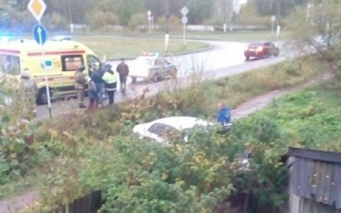 В Сыктывкаре пьяный водитель на иномарке влетел в забор дома