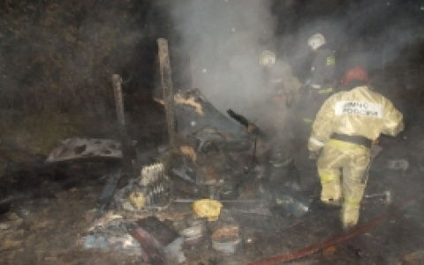 В Коми произошел пожар в частном гараже