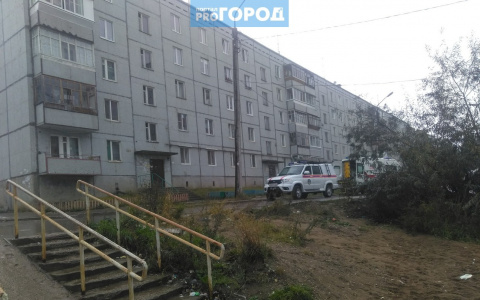 Поножовщина в Сыктывкаре: мужчину увезли на «скорой» (фото, видео)