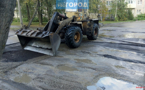 Долгожданный ремонт Старовского в Сыктывкаре: ямы, лужи, застрявшая «Лада» (фото, видео)