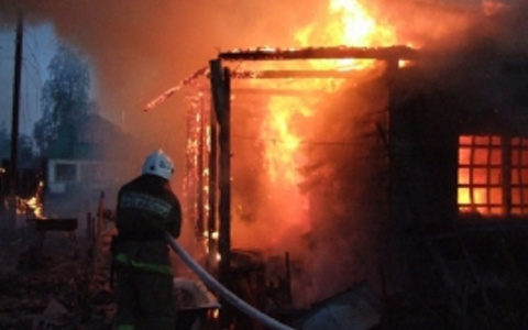 В Коми неизвестные подожгли дверь квартиры жилого дома (фото)