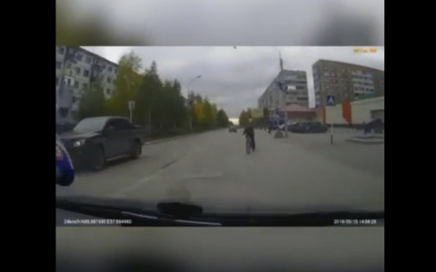 В Коми мальчик-велосипедист бросается под машины на оживленной улице (видео)