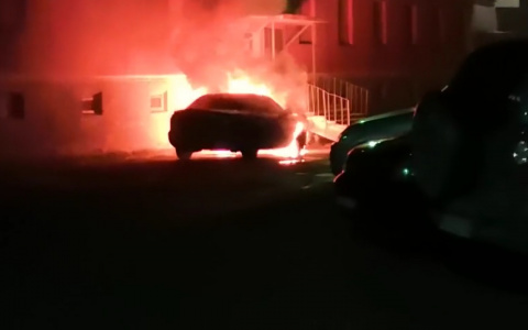 В Коми подростки подожгли «Мазду» (видео)