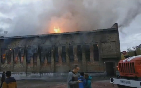 В Коми загорелось здание школы (видео)